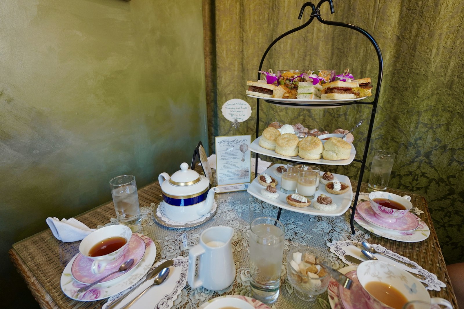 Afternoon tea med etasjefat, scones og tekanne