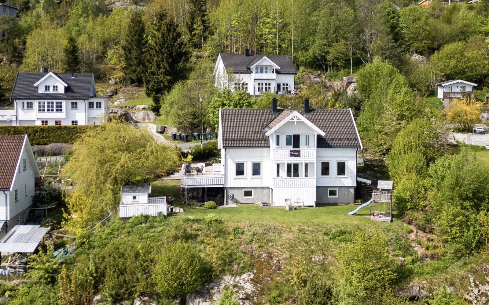 Solbakken 14 — et klassisk hvitt hus i bakken på Storsand