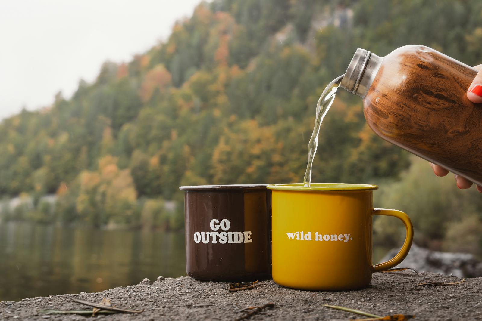 Kaffe på termos i åsen en gråværsdag